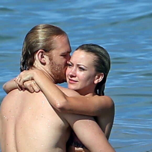 Goldie Hawn, son fils Wyatt Russell et sa compagne Meredith Hagner profitent d'un après-midi ensoleillé sur la plage de Maui. Hawaï, le 16 juin 2016.