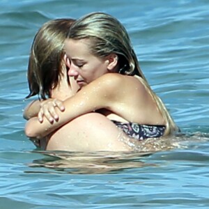 Goldie Hawn, son fils Wyatt Russell et sa compagne Meredith Hagner profitent d'un après-midi ensoleillé sur la plage de Maui. Hawaï, le 16 juin 2016.
