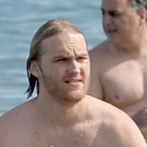 Goldie Hawn, son fils Wyatt Russell et sa compagne Meredith Hagner profitent d'un après-midi ensoleillé sur la plage de Maui. Hawaï, le 16 juin 2016.