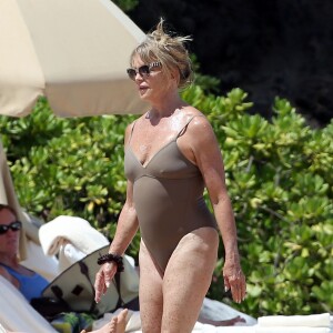 Goldie Hawn, son fils Wyatt Russell et sa compagne Meredith Hagner profitent d'un après-midi ensoleillé sur la plage de Maui. Hawaï, le 16 juin 2016.