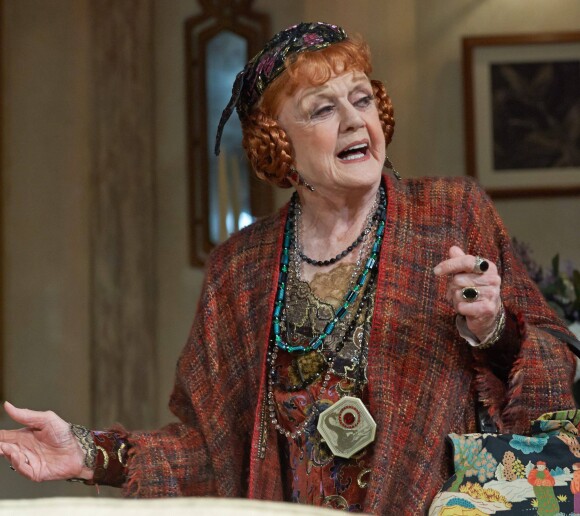 Angela Lansbury joue dans la pièce de théâtre "Blithe Spirit" à Londres le 13 mars 2014.