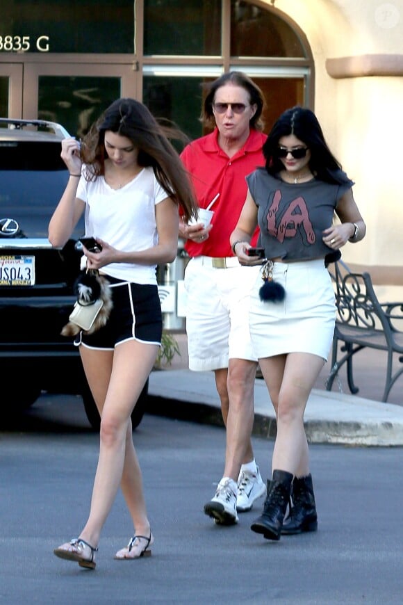 Bruce, Kylie et Kendall Jenner à Thousand Oaks, Los Angeles. Octobre 2013.