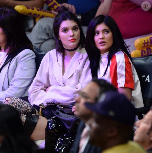Kendall et Kylie Jenner au Staples Center à Los Angeles, le 15 mars 2016.