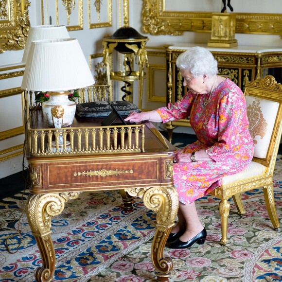 Elizabeth II rédige un tweet dans son bureau du château de Windsor, le 21 juin 2016