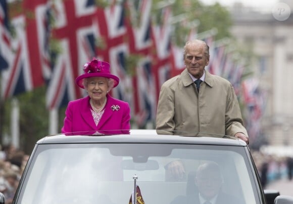 La reine Elisabeth II d'Angleterre et le prince Philip, duc d'Edimbourg - La famille royale d'Angleterre sur l'avenue The Mall à Londres à l'occasion du 90ème anniversaire de la reine 12 June 2016.