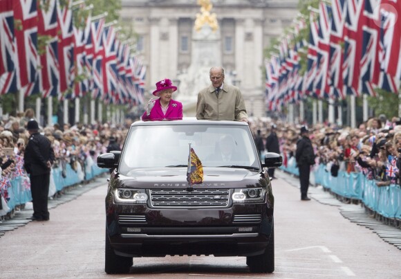 La reine Elisabeth II d'Angleterre et le prince Philip, duc d'Edimbourg - La famille royale d'Angleterre sur l'avenue The Mall à Londres à l'occasion du 90ème anniversaire de la reine 12 Juin 2016.
