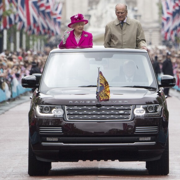 La reine Elisabeth II d'Angleterre et le prince Philip, duc d'Edimbourg - La famille royale d'Angleterre sur l'avenue The Mall à Londres à l'occasion du 90ème anniversaire de la reine 12 Juin 2016.