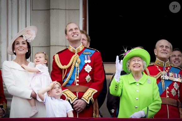 Kate Catherine Middleton, duchesse de Cambridge, la princesse Charlotte, le prince George, le prince William, la reine Elisabeth II d'Angleterre, le prince Philip, duc d'Edimbourg - La famille royale d'Angleterre au balcon du palais de Buckingham lors de la parade "Trooping The Colour" à l'occasion du 90ème anniversaire de la reine. Le 11 juin 2016