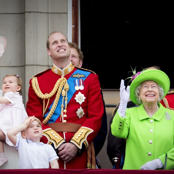 Kate Catherine Middleton, duchesse de Cambridge, la princesse Charlotte, le prince George, le prince William, la reine Elisabeth II d'Angleterre, le prince Philip, duc d'Edimbourg - La famille royale d'Angleterre au balcon du palais de Buckingham lors de la parade "Trooping The Colour" à l'occasion du 90ème anniversaire de la reine. Le 11 juin 2016