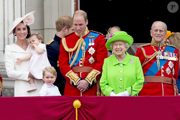 Kate Middleton, duchesse de Cambridge, la princesse Charlotte, le prince George, le prince William, la reine Elisabeth II d'Angleterre, le prince Philip, duc d'Edimbourg - La famille royale d'Angleterre au balcon du palais de Buckingham lors de la parade "Trooping The Colour" à l'occasion du 90ème anniversaire de la reine. Le 11 juin 2016