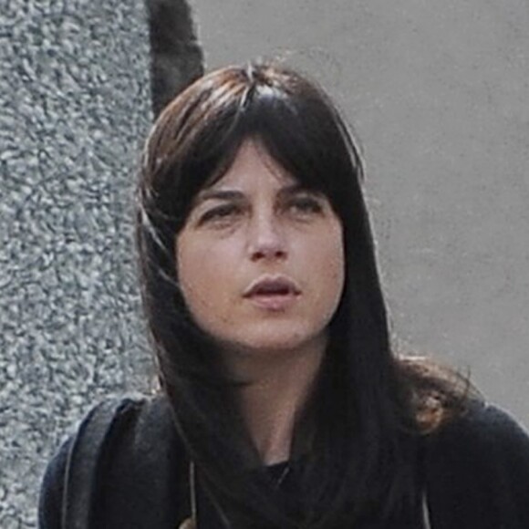 Selma Blair, très souriante, discute et boit un café avec un homme mystérieux dans les rues de Los Angeles, le 21 mai 2016