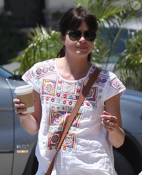 Selma Blair se promène avec son fils Arthur dans les rues de Studio City, le 13 mai 2016