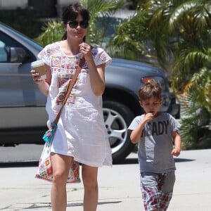 Selma Blair se promène avec son fils Arthur dans les rues de Studio City, le 13 mai 2016