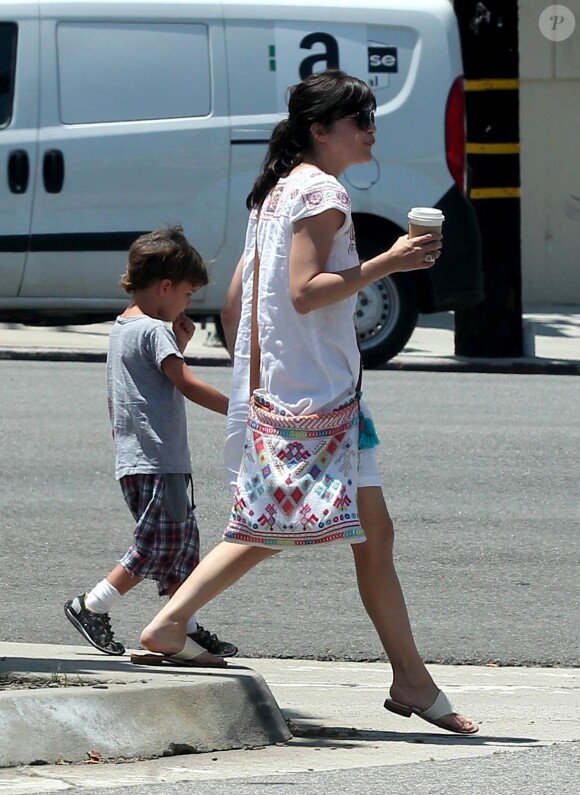Selma Blair se promène avec son fils Arthur dans les rues de Studio City, le 13 mai 2016