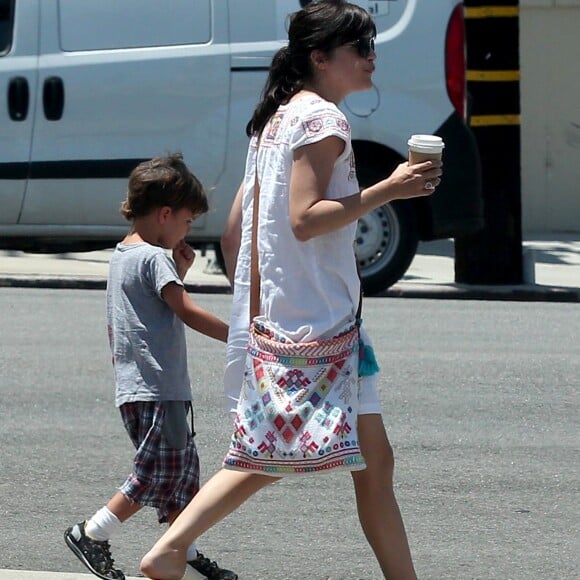 Selma Blair se promène avec son fils Arthur dans les rues de Studio City, le 13 mai 2016