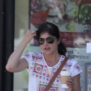 Selma Blair se promène avec son fils Arthur dans les rues de Studio City, le 13 mai 2016