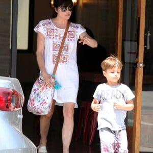 Selma Blair se promène avec son fils Arthur dans les rues de Studio City, le 13 mai 2016