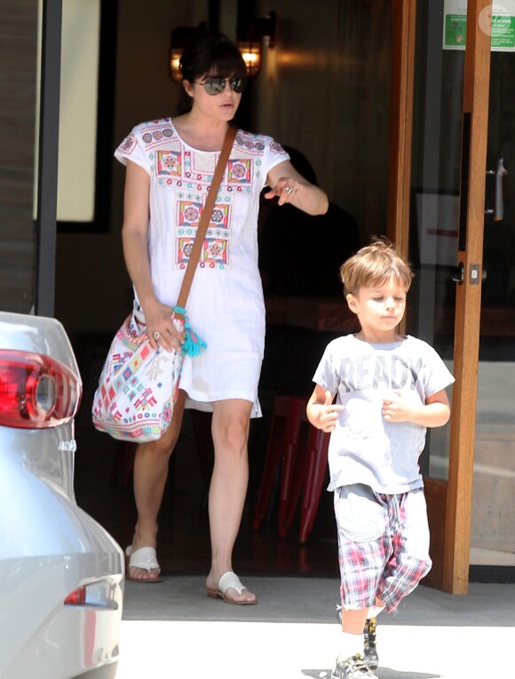 Selma Blair se promène avec son fils Arthur dans les rues de Studio City, le 13 mai 2016