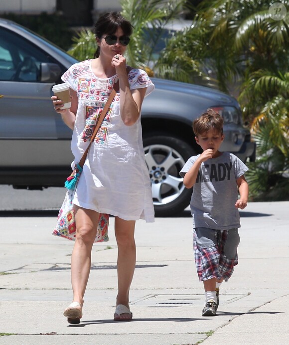 Selma Blair se promène avec son fils Arthur dans les rues de Studio City, le 13 mai 2016