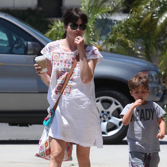 Selma Blair se promène avec son fils Arthur dans les rues de Studio City, le 13 mai 2016