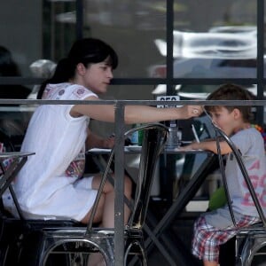 Selma Blair se promène avec son fils Arthur dans les rues de Studio City, le 13 mai 2016