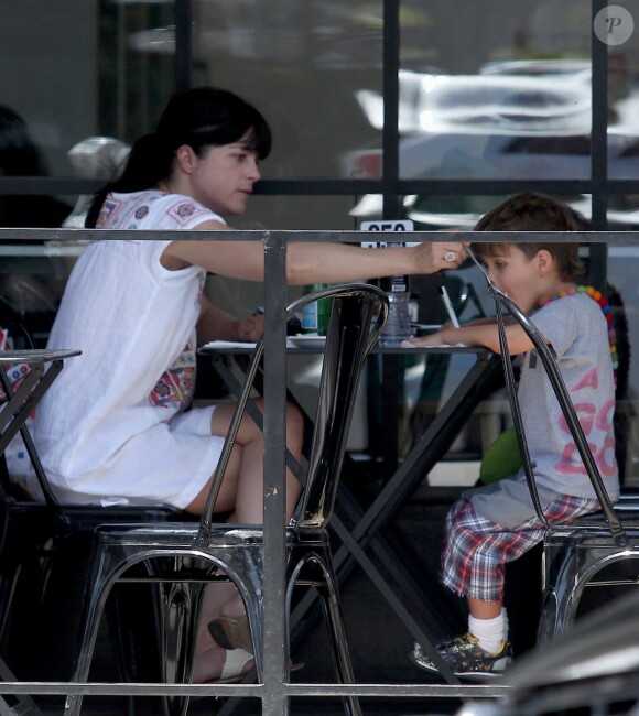 Selma Blair se promène avec son fils Arthur dans les rues de Studio City, le 13 mai 2016