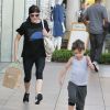Selma Blair fait du shopping avec son fils Arthur au centre commercial The Grove à Los Angeles, le 29 février 2016.
