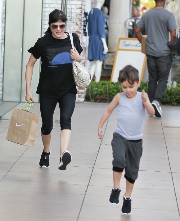 Selma Blair fait du shopping avec son fils Arthur au centre commercial The Grove à Los Angeles, le 29 février 2016.