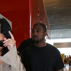 Kim Kardashian et son mari Kanye West quittent Paris pour Los Angeles à l'aéroport de Roissy-Charles-de-Gaulle le 14 juin 2016.