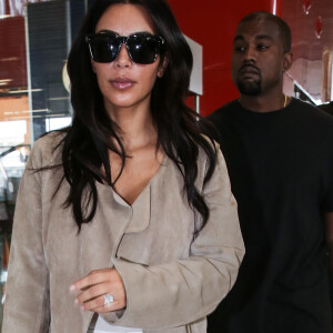 Kim Kardashian et son mari Kanye West quittent Paris pour Los Angeles à l'aéroport de Roissy-Charles-de-Gaulle le 14 juin 2016.