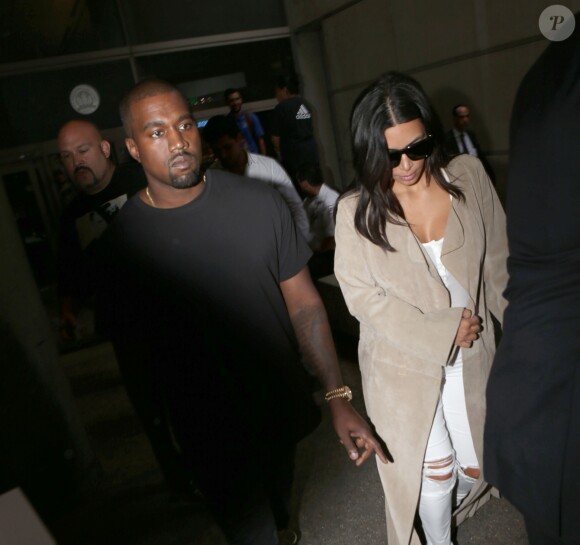Kim Kardashian et Kanye West arrivent à l'aéroport de Los Angeles (LAX), le 14 juin 2016.