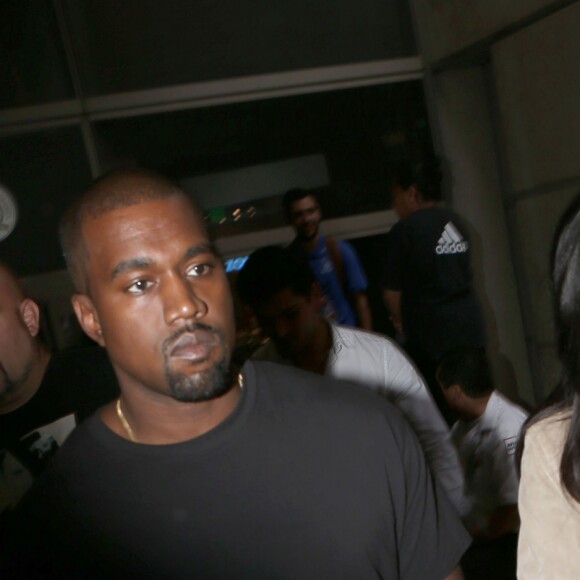 Kim Kardashian et Kanye West arrivent à l'aéroport de Los Angeles (LAX), le 14 juin 2016.