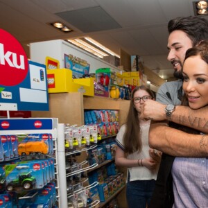 Nabilla Benattia dédicace son livre "Trop Vite" à la librairie Filigranes, à Bruxelles, Belgique, accompagnée par Thomas Vergara le 13 juin 2016.