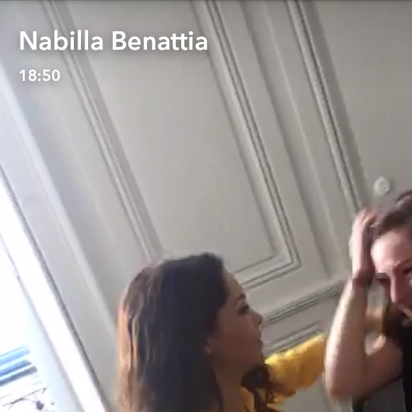 Nabilla Benattia face à une fan en larmes lors de sa séance de dédicaces à Besançon, le 22 juin 2016