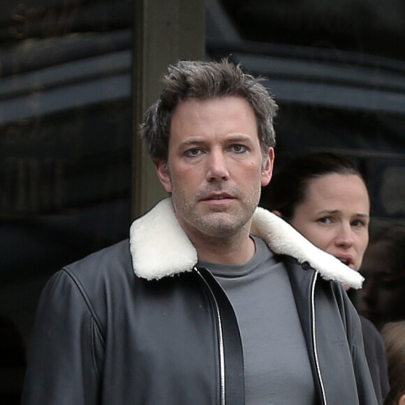 Exclusif - Ben Affleck qui est actuellement sur tournage du film « Justice League Part One » jouant le rôle de Batman, retrouve Jennifer Garner et ses enfants Violet, Seraphina et Samuel pour déjeuner à Londres le 26 mai 2016