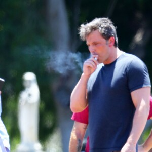 Exclusive - Ben Affleck repére des lieux de tournage, dont un cimetière, à Los Angeles, le 20 juin 2016.
