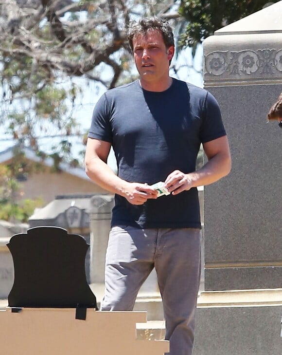 Exclusive - Ben Affleck repére des lieux de tournage, dont un cimetière, à Los Angeles, le 20 juin 2016.