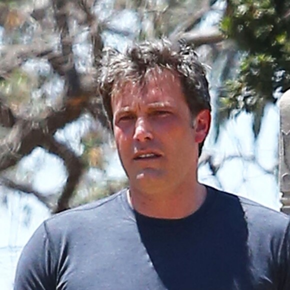 Exclusive - Ben Affleck repére des lieux de tournage, dont un cimetière, à Los Angeles, le 20 juin 2016.