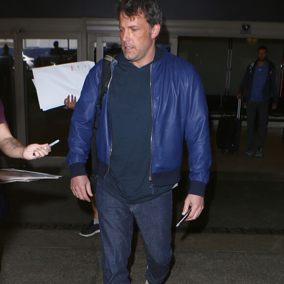 Ben Affleck signe des autographes à des fans à son arrivée à l'aéroport de LAX à Los Angeles, le 19 juin 2016. © CPA/Bestimage