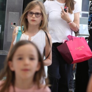 Jennifer Garner, Ben Affleck et leurs enfants Violet, Seraphina et Samuel prennent le train à la gare du Nord à Paris pour Londres le 8 mai 2016.