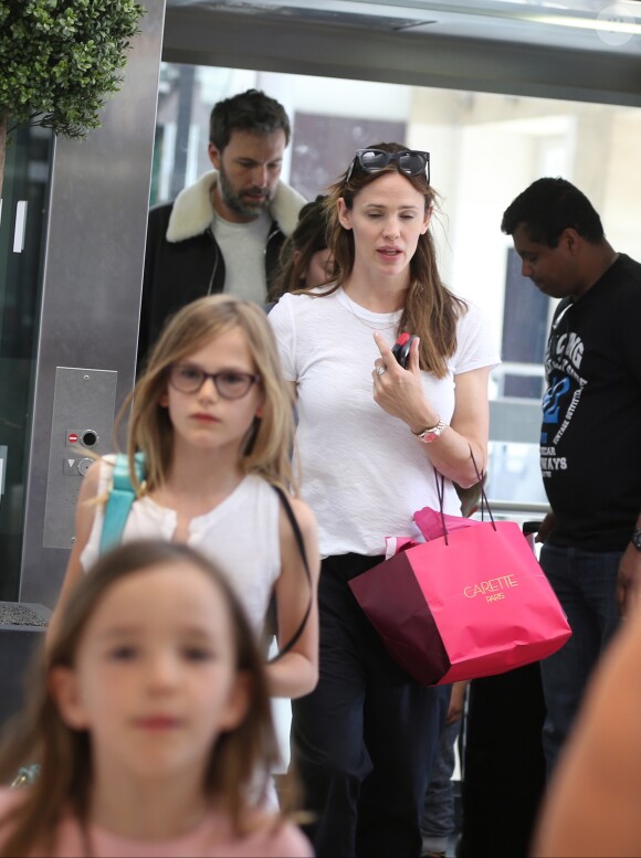 Jennifer Garner, Ben Affleck et leurs enfants Violet, Seraphina et Samuel prennent le train à la gare du Nord à Paris pour Londres le 8 mai 2016.