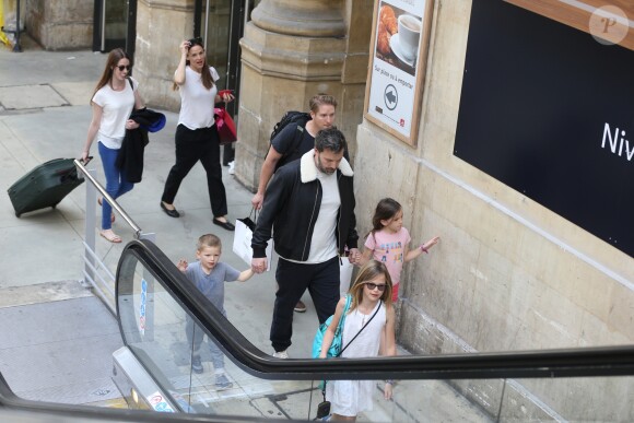 Jennifer Garner, Ben Affleck et leurs enfants Violet, Seraphina et Samuel prennent le train à la gare du Nord à Paris pour Londres le 8 mai 2016.