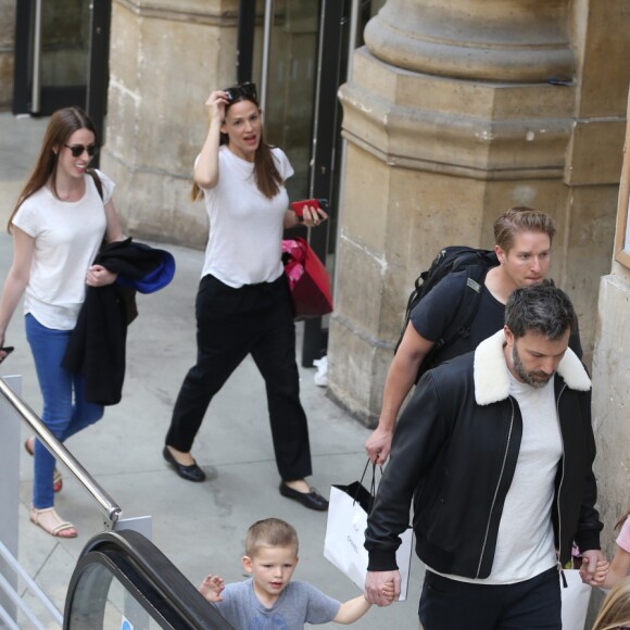 Jennifer Garner, Ben Affleck et leurs enfants Violet, Seraphina et Samuel prennent le train à la gare du Nord à Paris pour Londres le 8 mai 2016.