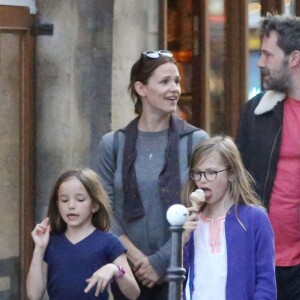 Exclusif - Jennifer Garner et Ben Affleck dînent en amoureux au restaurant à Paris puis sont rejoints par leurs enfants le 6 mai 2016. Ben Affleck et Jennifer Garner sont sortis discrètement de l'hôtel par derrière (toute la journée Jennifer était seule avec les enfants) pour se rendre bras dessus bras dessous dans un restaurant près la place des Vosges. Les 2 stars américaines ne cachent plus leurs sentiments mais dès que leurs enfants les ont rejoints, ils ont mis une certaine distance entre eux. Ensuite ils sont partis acheter des glaces puis ont joué dans le parc. Paris le 6 mai 2016