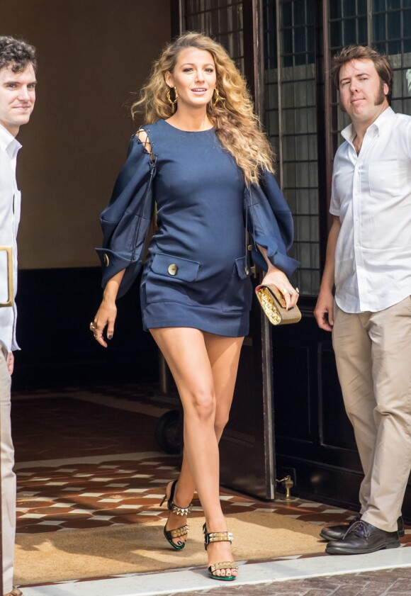 Blake Lively, enceinte de son deuxième enfant, en minirobe bleue à New York le 22 juin 2016.