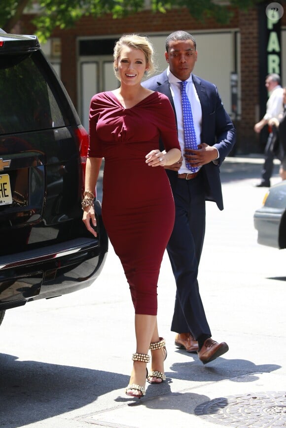 Blake Lively, enceinte de son deuxième enfant et chaussée Louboutin, arrive à son hôtel à New York le 21 juin 2016.