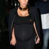 Kim Kardashian enceinte est allée diner au restaurant 'Chin Chin' avec son ami Jonathan Cheban à Studio City, le 9 novembre 2015