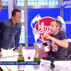 Arthur débarque en direct sur le plateau du "Petit Journal" de Yann Barthès. Emission "Cinq à Sept avec Arthur", sur TF1. Le 23 juin 2016.