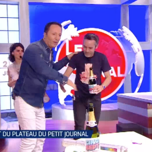 Arthur débarque en direct sur le plateau du "Petit Journal" de Yann Barthès. Emission "Cinq à Sept avec Arthur", sur TF1. Le 23 juin 2016.