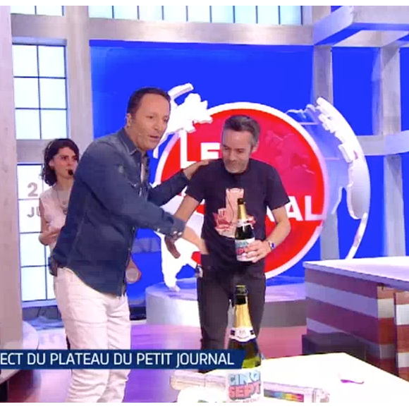 Arthur débarque en direct sur le plateau du "Petit Journal" de Yann Barthès. Emission "Cinq à Sept avec Arthur", sur TF1. Le 23 juin 2016.